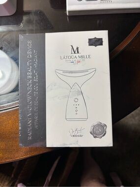 LATOUA MILLE Radiant V-Glow Neck Beauty Device